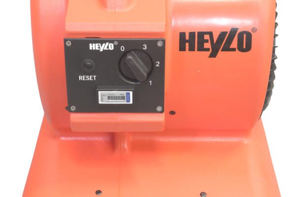 Heylo TD 2400 Bautrockner: Bedienfeld Nahaufnahme. Drehschalter, Reset-Knopf und Betriebsstundenzähler sichtbar. Orangefarbenes Gehäuse.