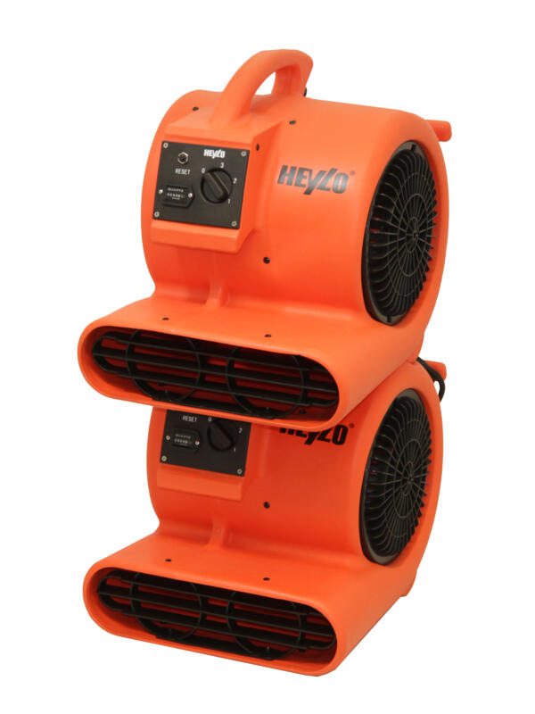 Gestapelte Heylo TD 2400 Bautrockner: Zwei orangefarbene, tragbare Ventilatoren übereinander. Ideal zur Trocknung nach Wasserschäden.