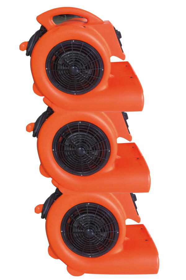 Gestapelte Heylo TD 2400 Bautrockner. Orangefarbene Gehäuse mit schwarzen Lüftergittern. Kompakte Bauweise für einfache Lagerung.