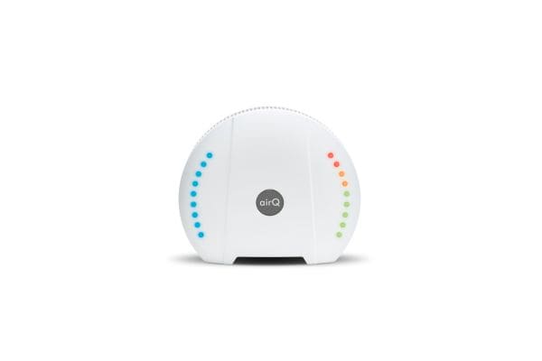 Weißer air-Q Luftmesser mit farbigen LEDs. Smarter Sensor zur Messung der Luftqualität für ein gesundes Raumklima.