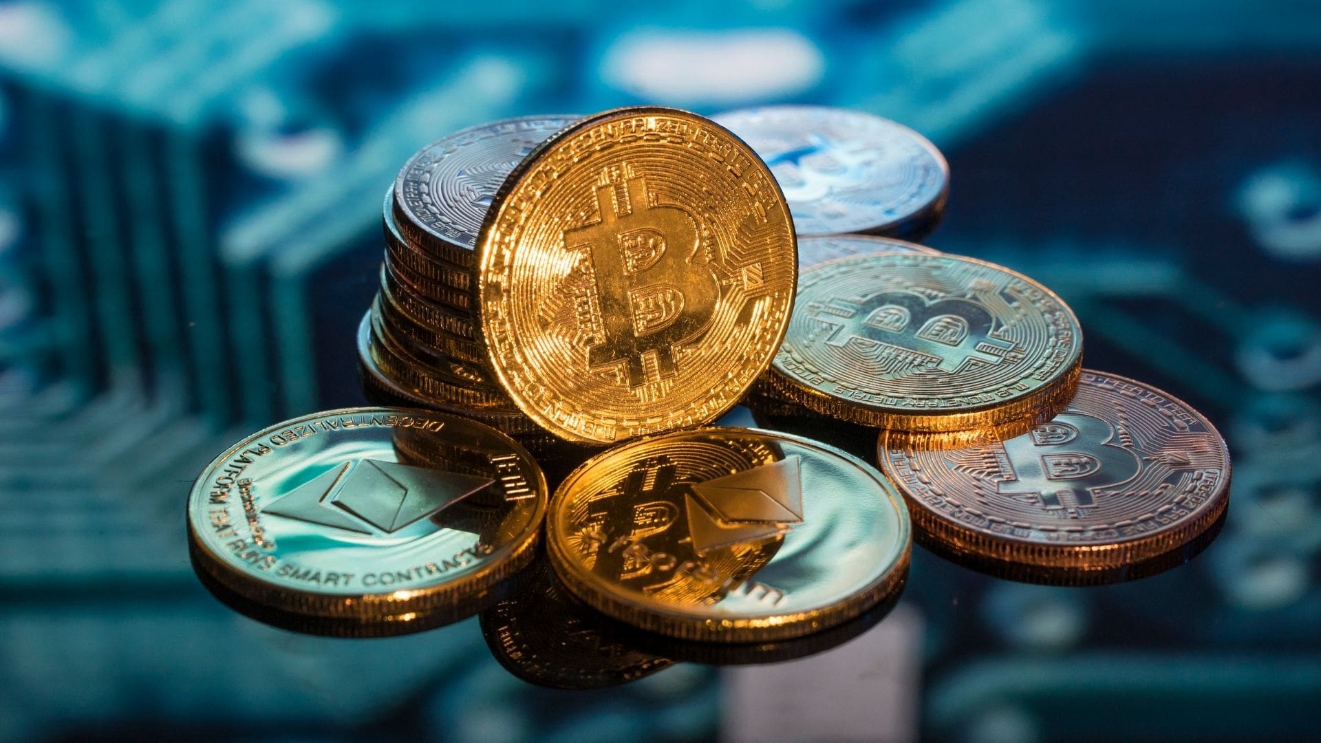 Nahaufnahme von Bitcoin, Ethereum und anderen Kryptowährungen. Digitale Währungen und Blockchain-Technologie Konzept.