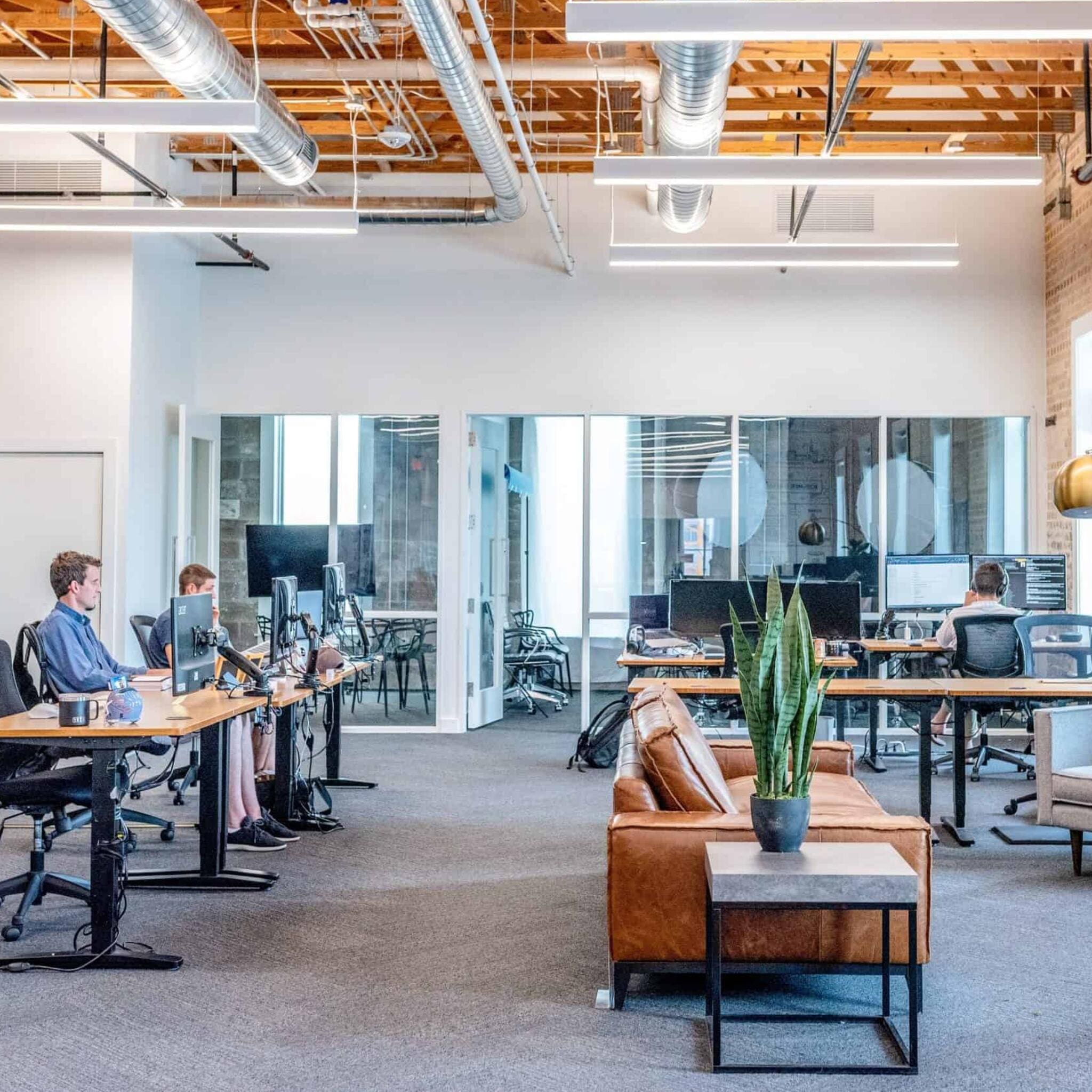 Modernes Büro mit Luftbefeuchter. Bürofläche mit Schreibtischen, Computern und Sitzgelegenheiten. Luftbefeuchter mieten für Büro.