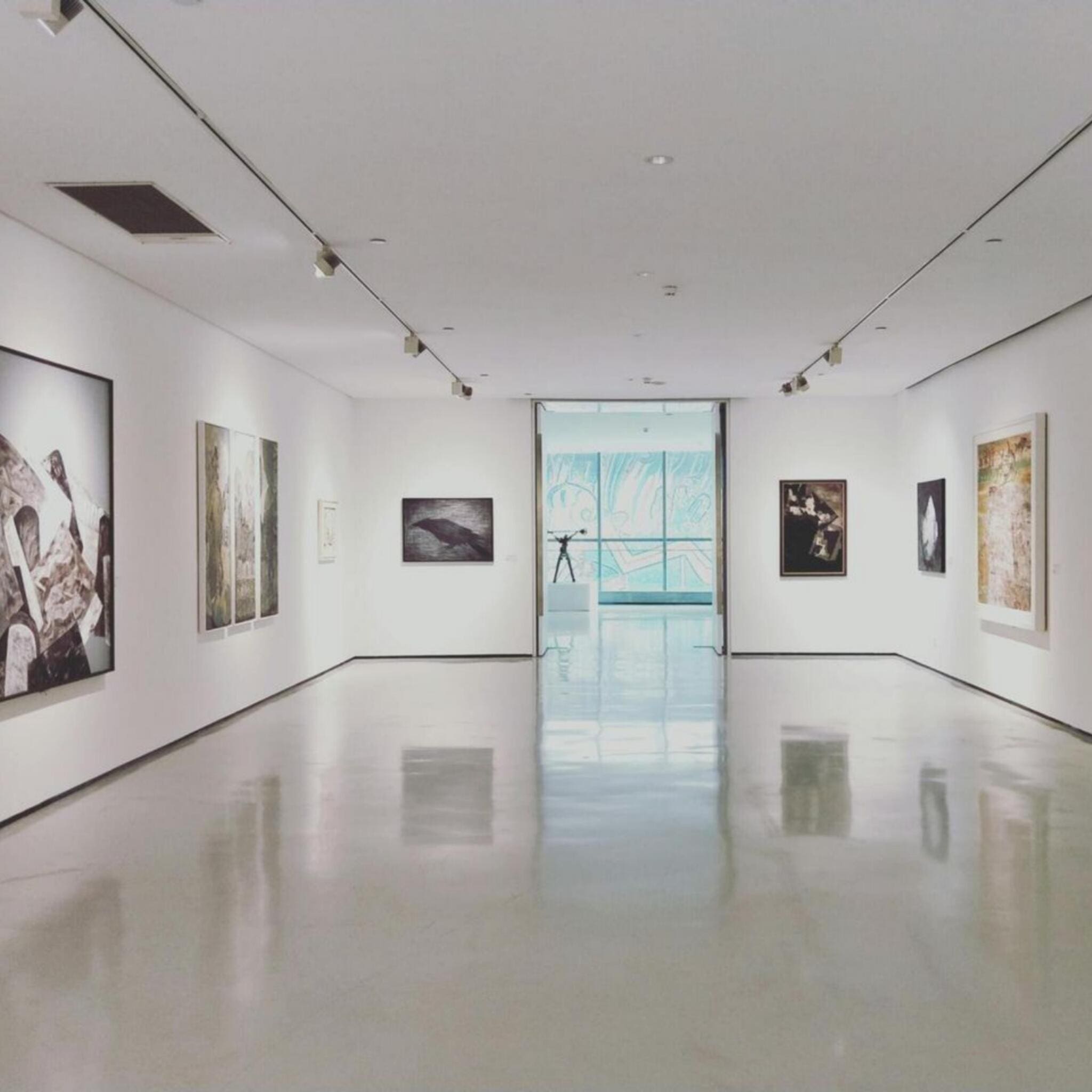 Museumsausstellung: Helle Galerie mit Kunstwerken. Luftbefeuchter mieten für optimale Bedingungen im Museum.