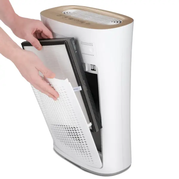 AirgoClean 110 E Luftreiniger mit geöffnetem Gehäuse beim Filterwechsel, HEPA-Filter wird eingesetzt