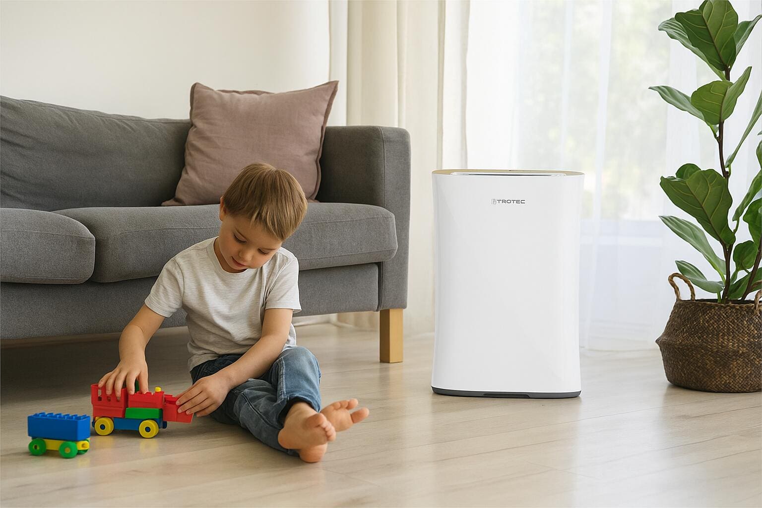 Luftreiniger AirgoClean 110 E: Gesunde Raumluft für Kinder – Schutz vor Allergenen, Staub und Schadstoffen Kind spielt fröhlich im Kinderzimmer, AirgoClean 110 E sorgt für allergenfreie, saubere Luft