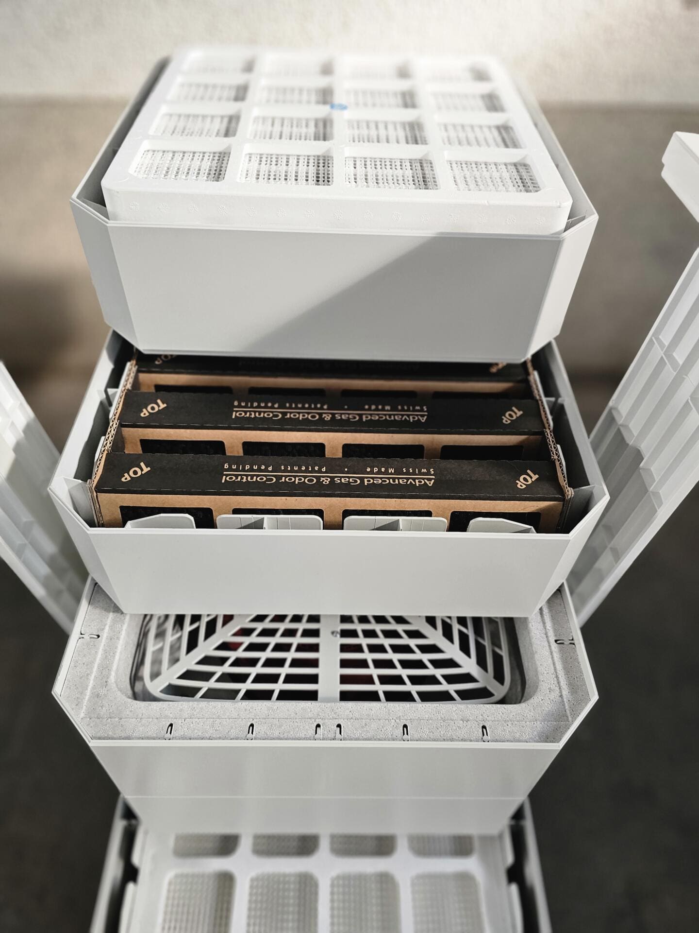 IQAir HealthPro 250 NE Luftreiniger: Detailansicht der Filter. Weißes Design, Fokus auf Filtertechnologie. Ideal für Allergiker.