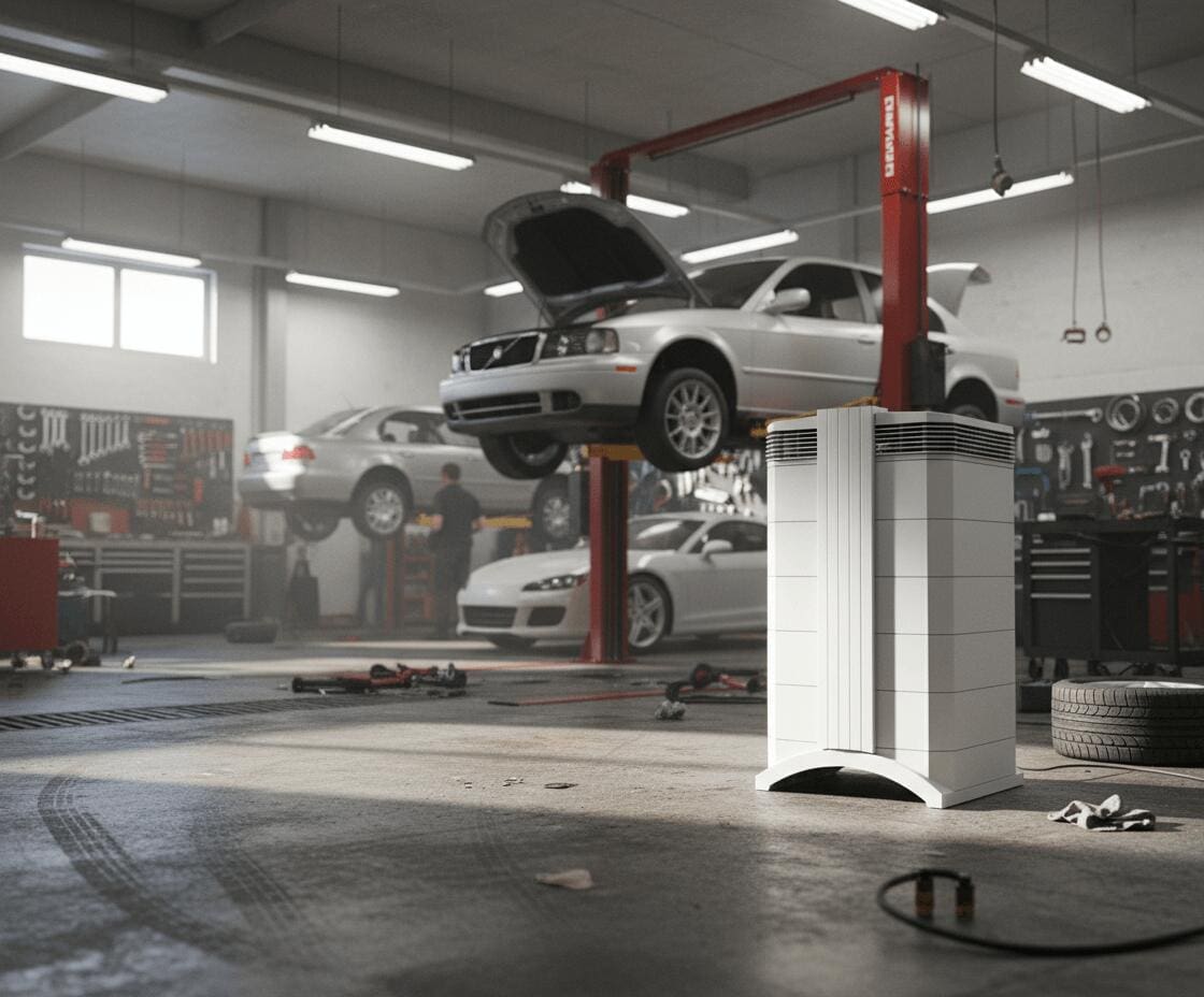 IQAir HealthPro 250 NE Luftreiniger in einer Werkstatt. Weißer Luftreiniger vor Autos auf Hebebühnen. Ideal für saubere Luft.