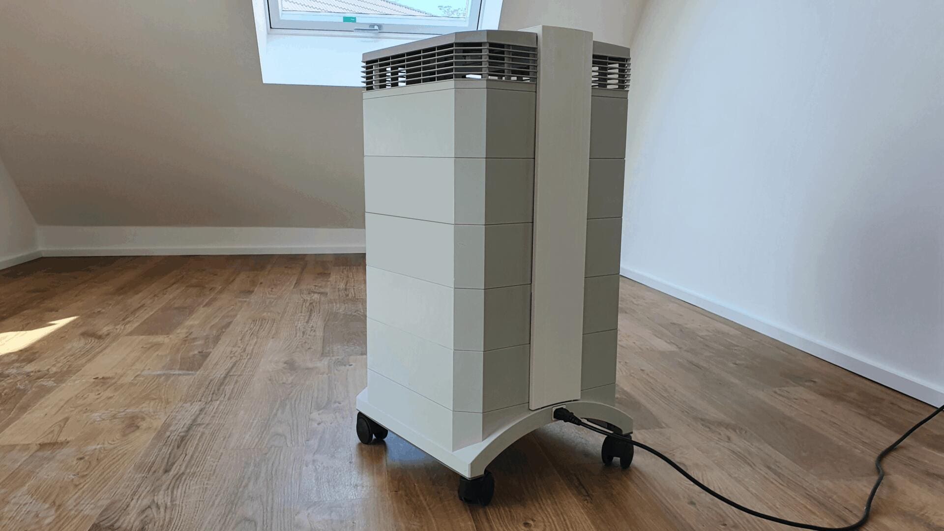Der IQAir HealthPro 250 NE Luftreiniger für Räume bis 92 m² in Weiß. Ideal gegen Allergene, Feinstaub und Gerüche. Mit Rollen für Mobilität.