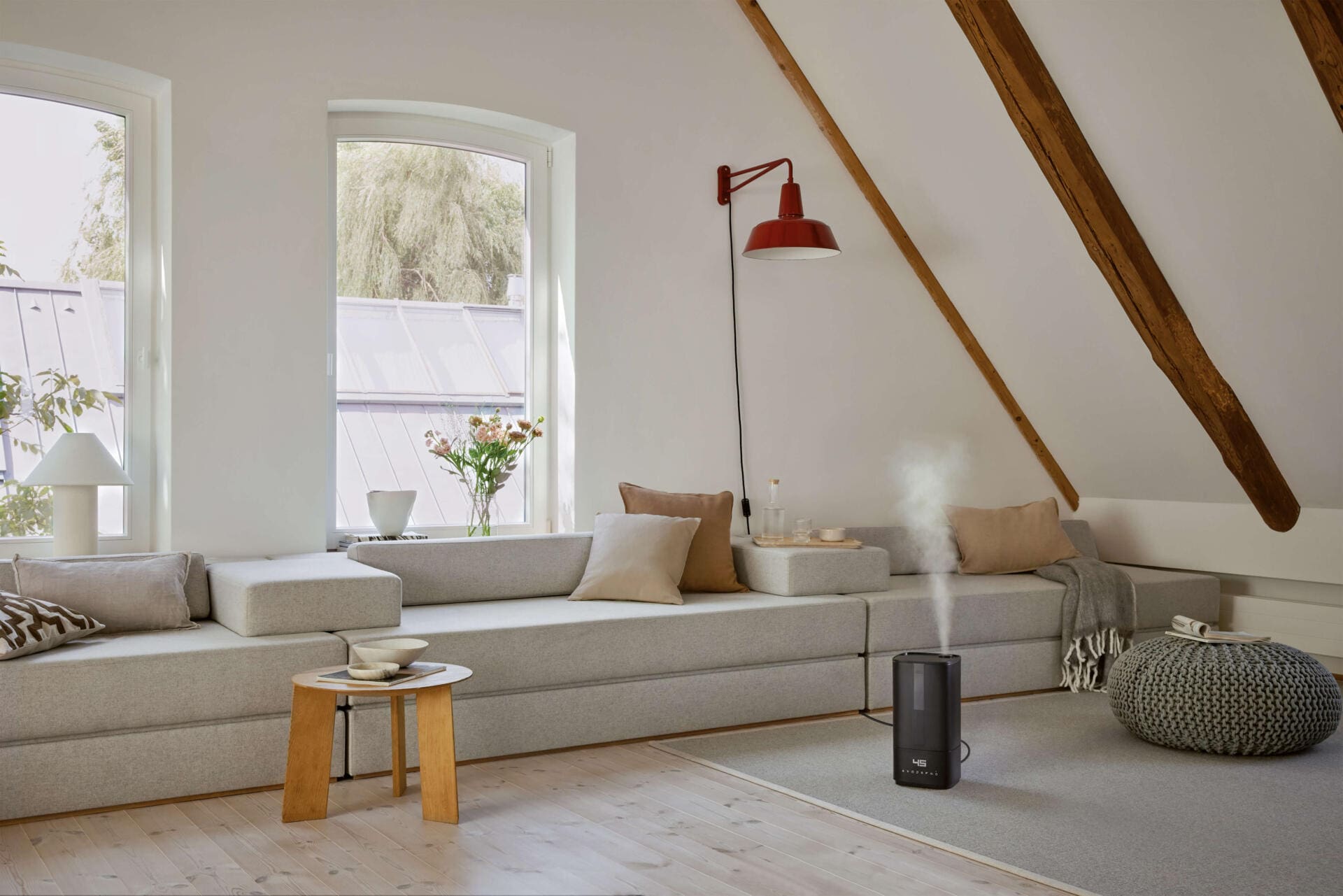 Schwarzer Stadler Form Oliver Luftbefeuchter im Wohnzimmer. Ultraschall-Befeuchtung mit UV-Licht und Duftfunktion. Bis 60m².