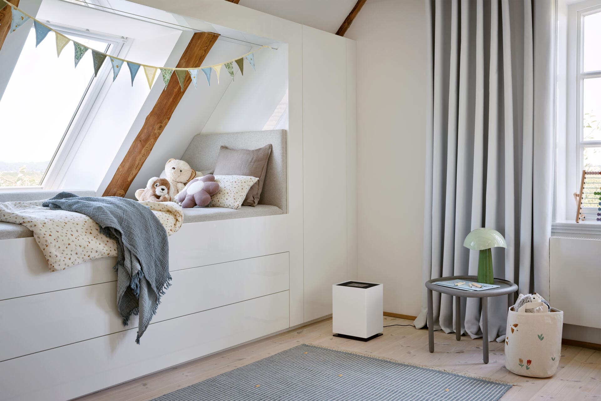 Der weiße Stadler Form Luftbefeuchter Noah im Kinderzimmer. Modernes Design für eine angenehme Luftfeuchtigkeit. Der weiße Stadler Form Luftbefeuchter Noah im Kinderzimmer. Modernes Design für eine angenehme Luftfeuchtigkeit.