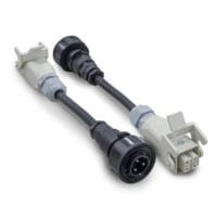 Zwei Adapterkabel für PlanoPT, ein Zubehör für elektronische Geräte. Stecker und Kabel in Schwarz und Grau. Adapterkabel_fuer_PlanoPT_1210000102