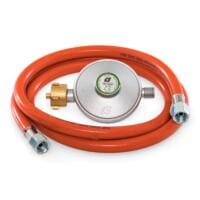 Druckminderer kpl. für TGH Gasheizer: Komplettset mit orangefarbenem Gasschlauch und silbernem Druckminderer für sichere Gaszufuhr.