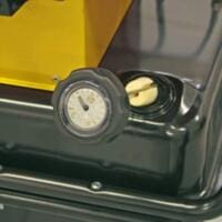 Detailaufnahme eines Füllstandsmessers der IDS-Serie (6100006160) an einer gelb-schwarzen Maschine. Der Messwert ist im oberen Bereich.