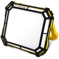 LED-Baustrahler PWLS 10-50S: Robuster, tragbarer LED Strahler mit schwarzem Rahmen und gelbem Standfuß für Baustellen und Werkstätten. Trotec.
