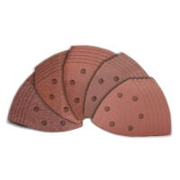 PMTS-Set mit Dreieckschleifpapier: Mehrere Schleifblätter in Dreiecksform, gestapelt und mit Löchern versehen. Ideal für präzises Schleifen.