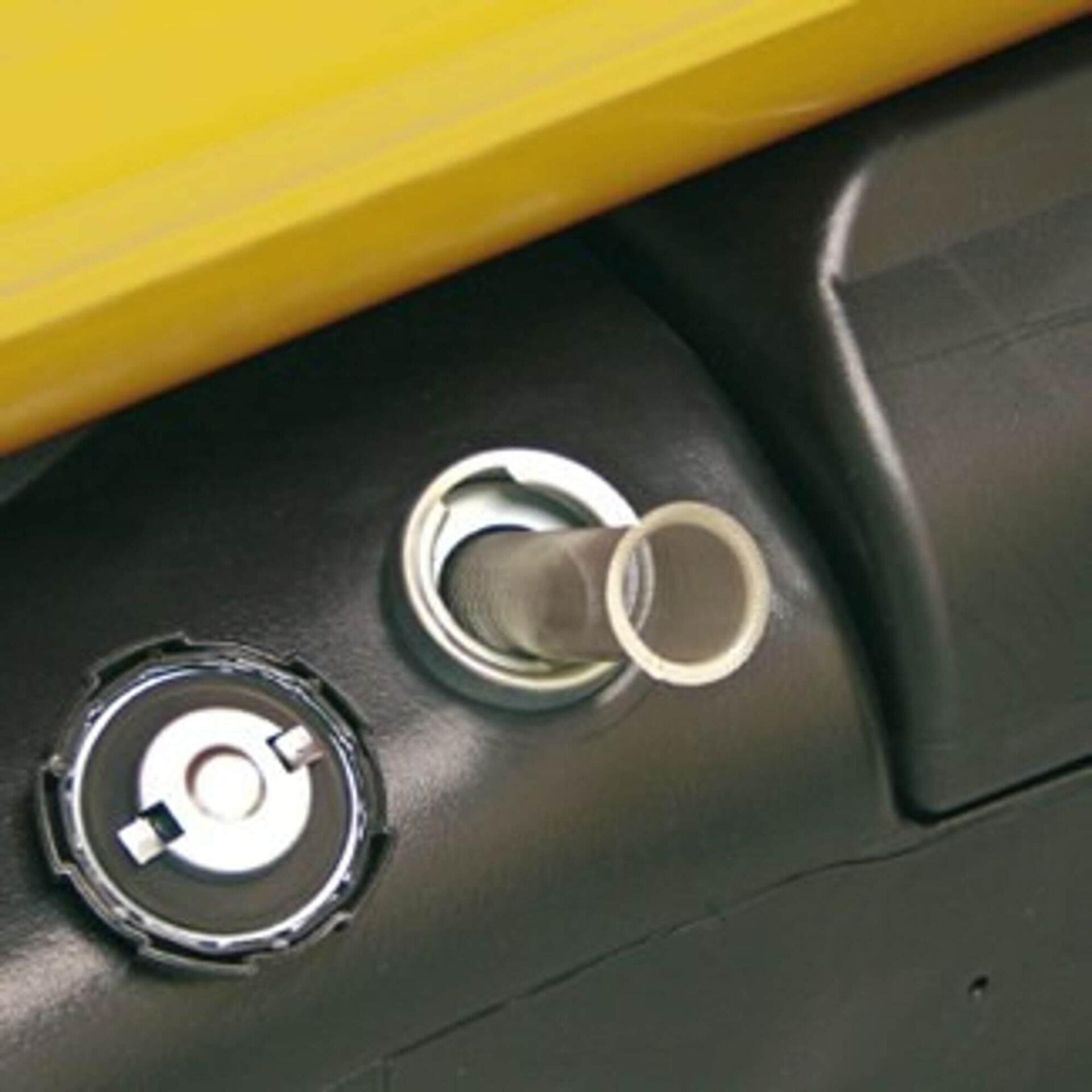 Nahaufnahme des Tankfilters für IDS-Serie. Der Filter ist klar und befindet sich in einem schwarzen Tank. Gelbe Oberfläche sichtbar. 6100006161