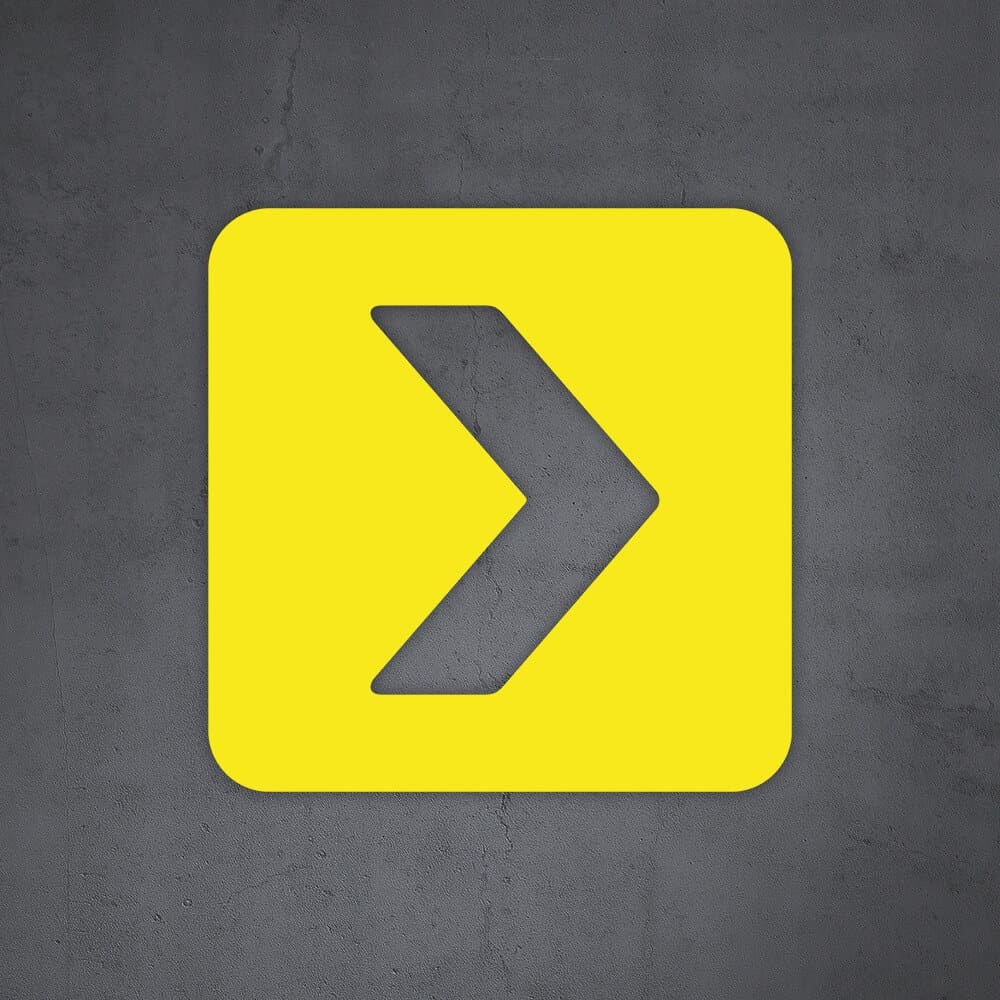 Gelber Pfeil in einem Quadrat auf grauem Grund. Symbol für Weiterleitung oder Navigation, ideal für Webdesign und Interfaces. Richtungspfeil Anzeige