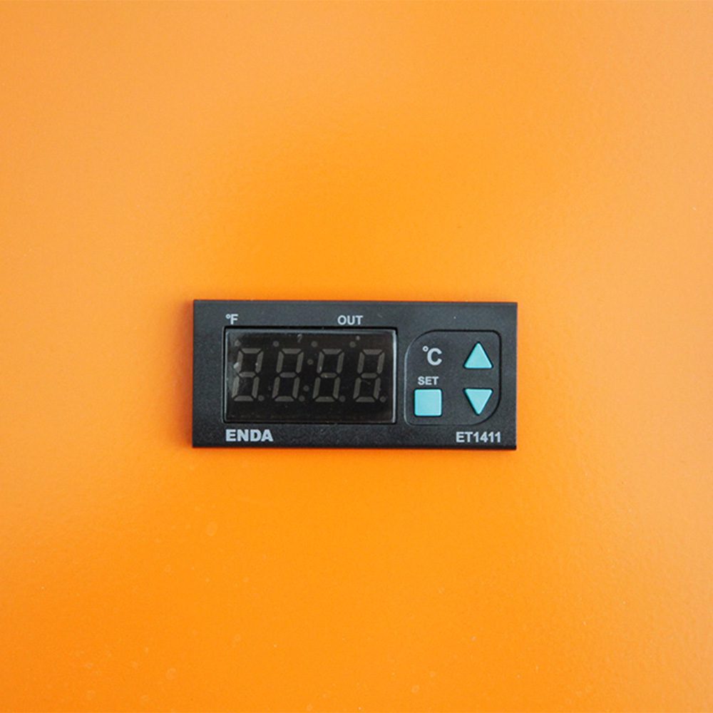 Detailaufnahme eines Displays zur Elektro-Warmwasserheizung EW-18. Das Display zeigt Temperaturwerte in Grad Celsius und Fahrenheit an.