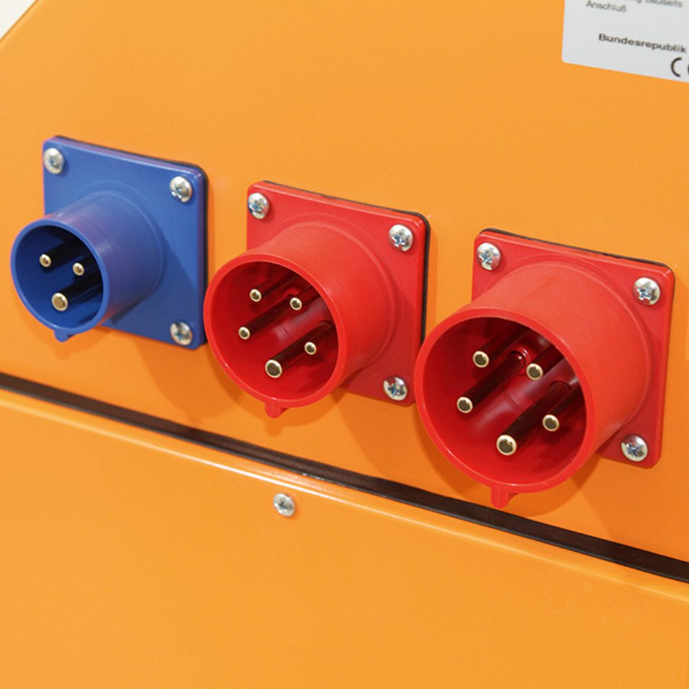 Detailansicht Elektro-Warmwasserheizung EW-18: Blaue und rote Steckeranschlüsse für die elektrische Warmwasserheizung im Nahbereich. Elektroheizung.