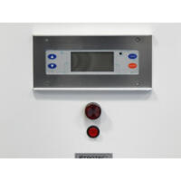 Detailansicht des Bedienfelds eines Industrie-Kondenstrockners DH 95 S: Display, Tasten für Timer und Ein/Aus, Not-Aus-Schalter. Bild 3.