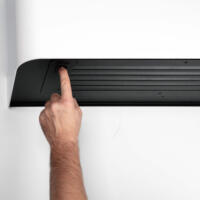 Detailaufnahme: Hand bedient Gewerbeentfeuchter DH 65 H. Fokus auf Steuerung. Ideal für Schwimmbad-Entfeuchtung. Trotec Luftentfeuchter.