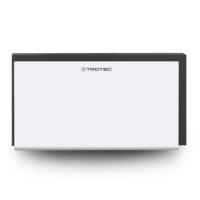 Das Bild zeigt einen Trotec Luftentfeuchter DH 60 VPR in einem Studio. Das Gerät ist weiß mit einem schwarzen Rahmen. Luftentfeuchtung leicht gemacht.