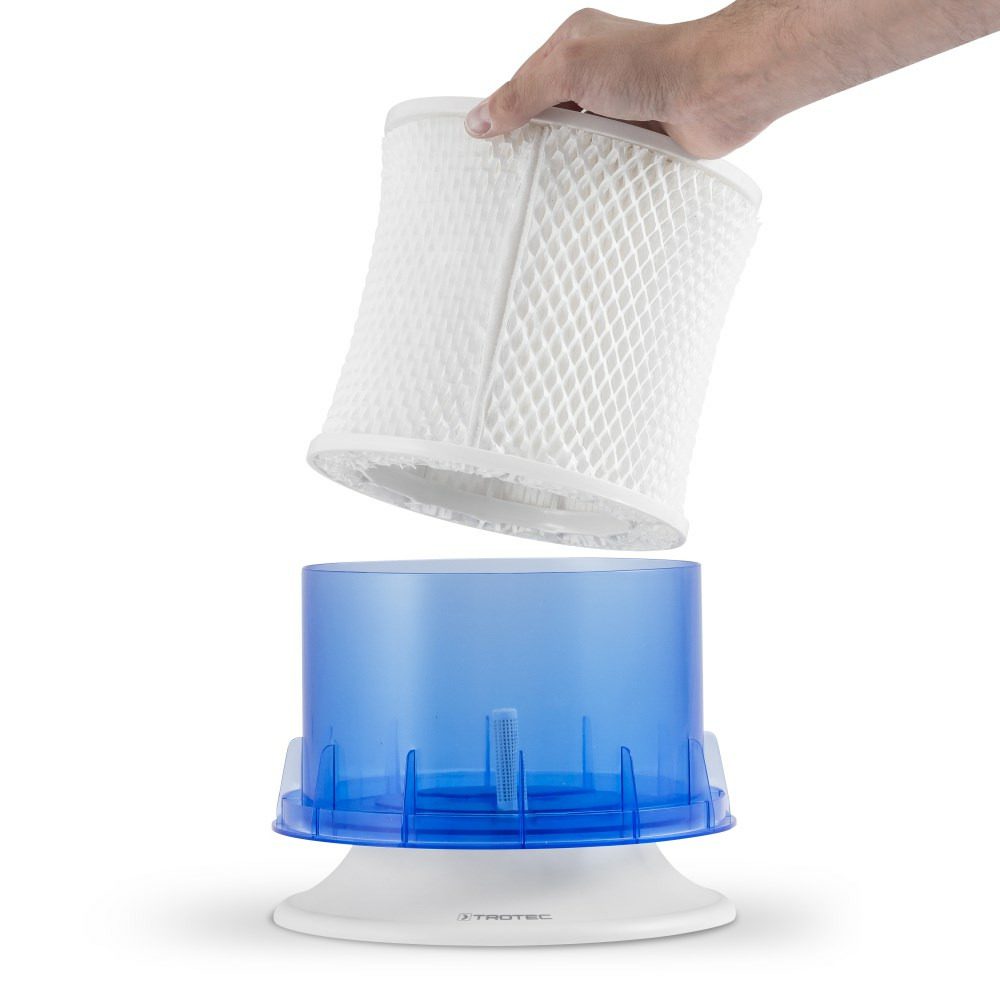 Design-Luftbefeuchter B 25 E: Hand setzt Verdunstungsfilter in blauen Wasserbehälter. Ideal für gesundes Raumklima. 1160000110_bild2