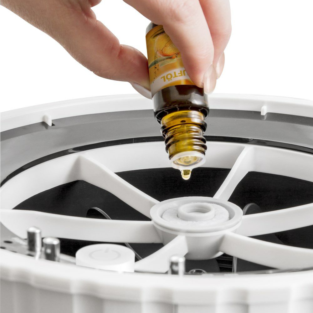 Detailaufnahme: Design-Luftbefeuchter B-25 E wird mit Duftöl befüllt. Verdunstungs-Technologie für optimales Raumklima. Ideal für Zuhause.