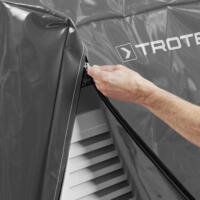 Wetterschutzhülle für PT 15000 S: Detailaufnahme der Reißverschlussöffnung, bedient von einer Hand. Schutz vor Witterungseinflüssen.