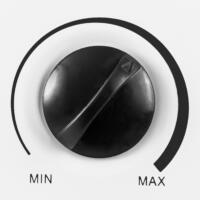 Nahaufnahme des Drehreglers eines Konvektor TCH 18 E Heizgeräts. Einstellung von minimal bis maximal für optimale Wärmeregulierung.