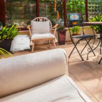 Konvektor TCH 19 E im Wintergarten: Gemütliche Wärme für entspannte Stunden. Heizgerät sorgt für angenehmes Klima, ideal für kühle Tage.