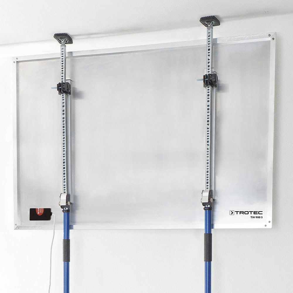 Infrarotheizung TIH 900 S: Heizplatte montiert mit Teleskopstangen. Effiziente Infrarot-Wärme für Ihr Zuhause oder Büro. Trotec Heizung.