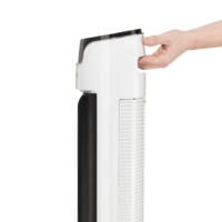 Design-Turmventilator TVE 40 T mit Fernbedienung. Weißer Ventilator mit Oszillation, bedient von einer Hand. Optimal für heiße Tage.