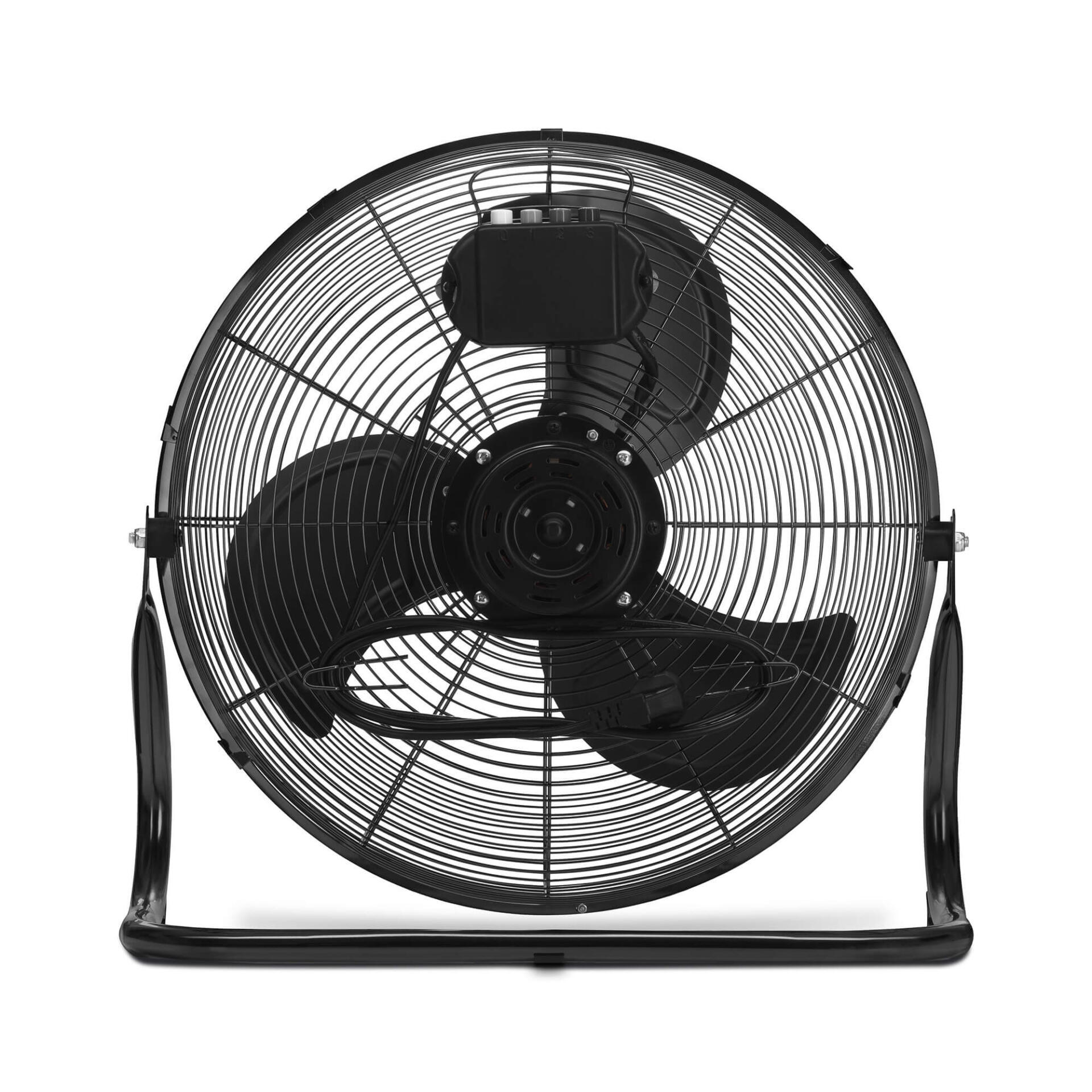 Detailaufnahme eines schwarzen Bodenventilators TVM-19. Der Ventilator steht auf einem schwarzen Metallrahmen und hat einen runden Schutzkorb.