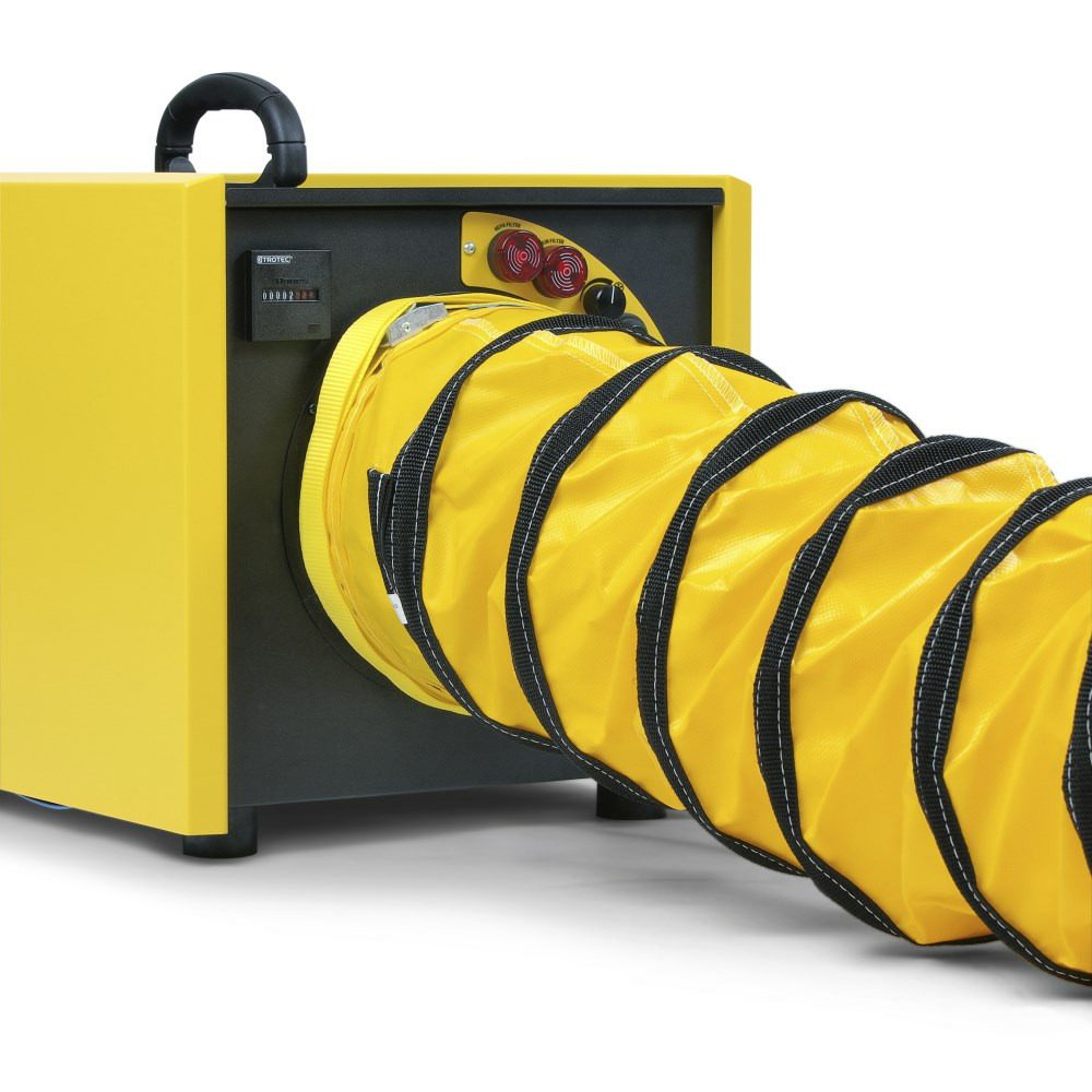 Gelber Trotec Luftreiniger TAC 1500 mit angeschlossenem flexiblen Schlauch. Ideal für Baustellen und Reinraumtechnik. Filtert Staub und Schadstoffe.