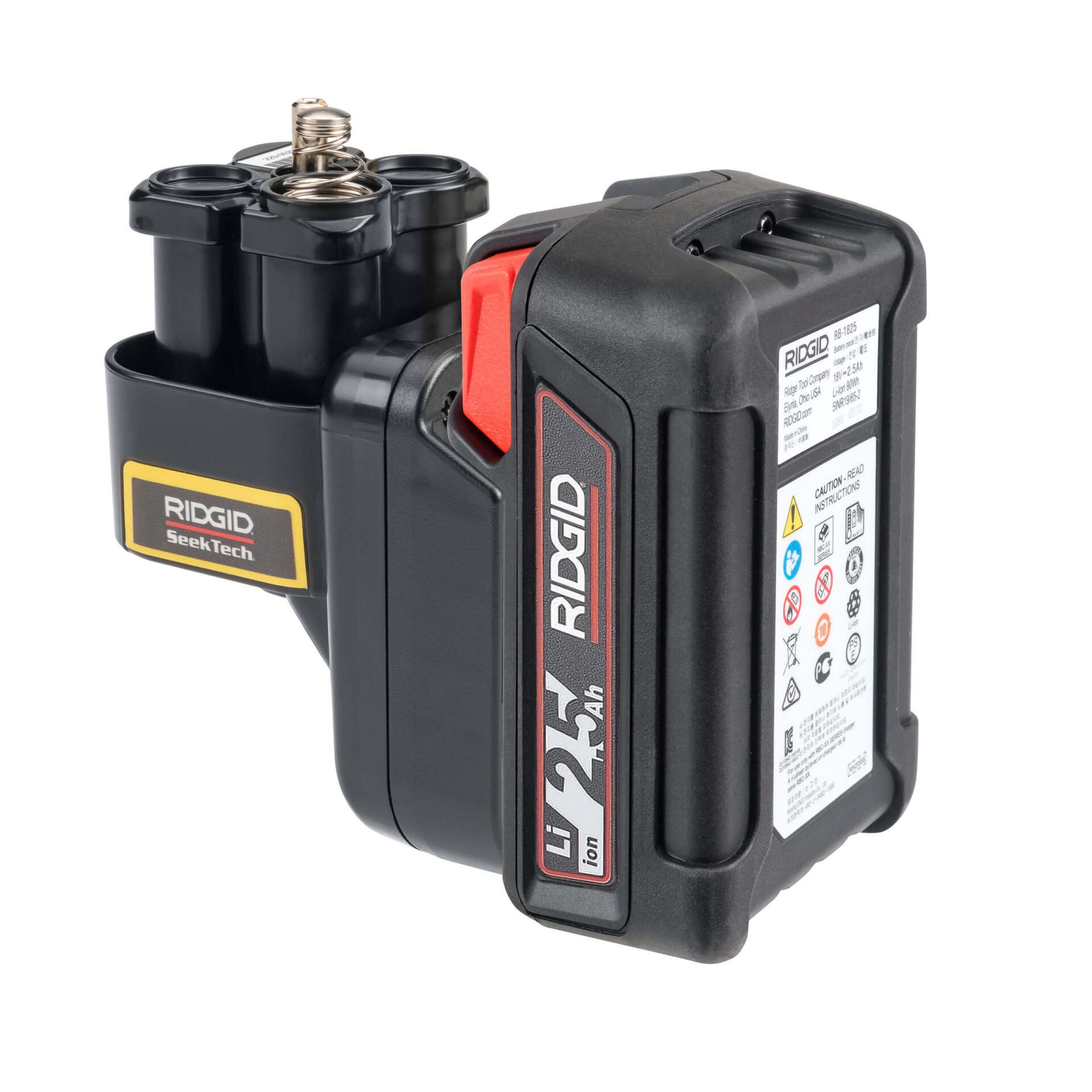 Akku-Adapter-Ortungsgeräte: Detailaufnahme eines schwarzen Akku-Adapters von Ridgid SeekTech, ideal für die Ortung und Nutzung mit Akku-betriebenen Geräten.