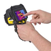 Wärmebildkamera XC600 in Aktion: Hand bedient Touchscreen, zeigt Temperaturverteilung. Ideal für Inspektion und Analyse. 3110003044_Wärmebildkamera-XC600