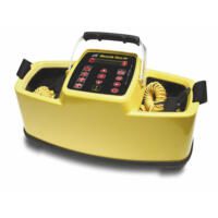 Gelber SeekTech Sender ST-510 für Leitungsortung. Kompaktes Design mit Bedienfeld und Kabelaufbewahrung für einfache Handhabung. Ideal für Profis.