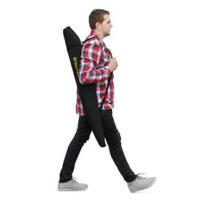 Mann trägt eine Schutztasche für das Magnetometer MD200. Die Tasche ist schwarz und hat einen gelben Aufdruck. Praktisch und sicher!