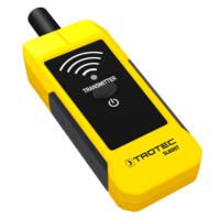 Gelber Ultraschallsender SL800T von Trotec. Das Gerät hat einen schwarzen Bildschirm mit einem Sendersymbol und einem Netzschalterknopf.