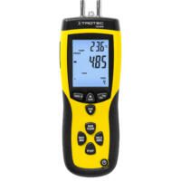 Anemometer TA400 Staurohr mit Kalibrier-Zertifikat zeigt Messwerte an. Gelbes Gehäuse, digitales Display. Ideal für präzise Luftstrommessung.