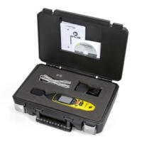 Schallpegel-Messgerät SL400 im Koffer mit Zubehör und Kalibrier-Zertifikat. Gelbes Messgerät mit Display, Kabel und Software-CD. Alles sicher verstaut.