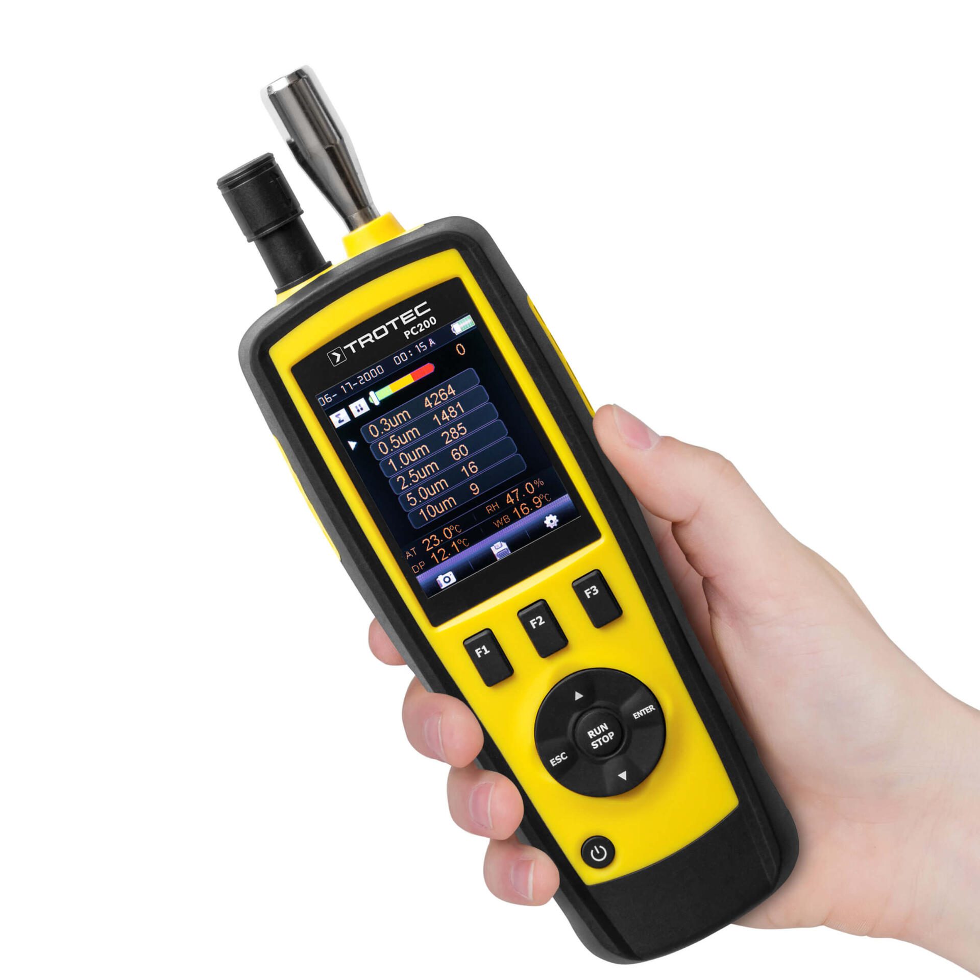 Partikelzähler PC200: Hand hält gelbes Messgerät mit Display, das Partikelgrößen anzeigt. Inklusive Kalibrier-Zertifikat. Präzise Messung!