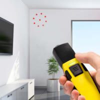 BP21WP App-Sensor Pyrometer: Hand bedient Thermometer, rote Messpunkte an Wand. Smartphone-Bedienung für präzise Temperaturmessung.