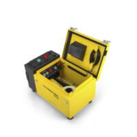 Das Impulsstrommessgerät PD200 in gelbem Gehäuse, offen zur Ansicht der Bedienelemente und Zubehörteile. Messgerät für präzise Strommessung.