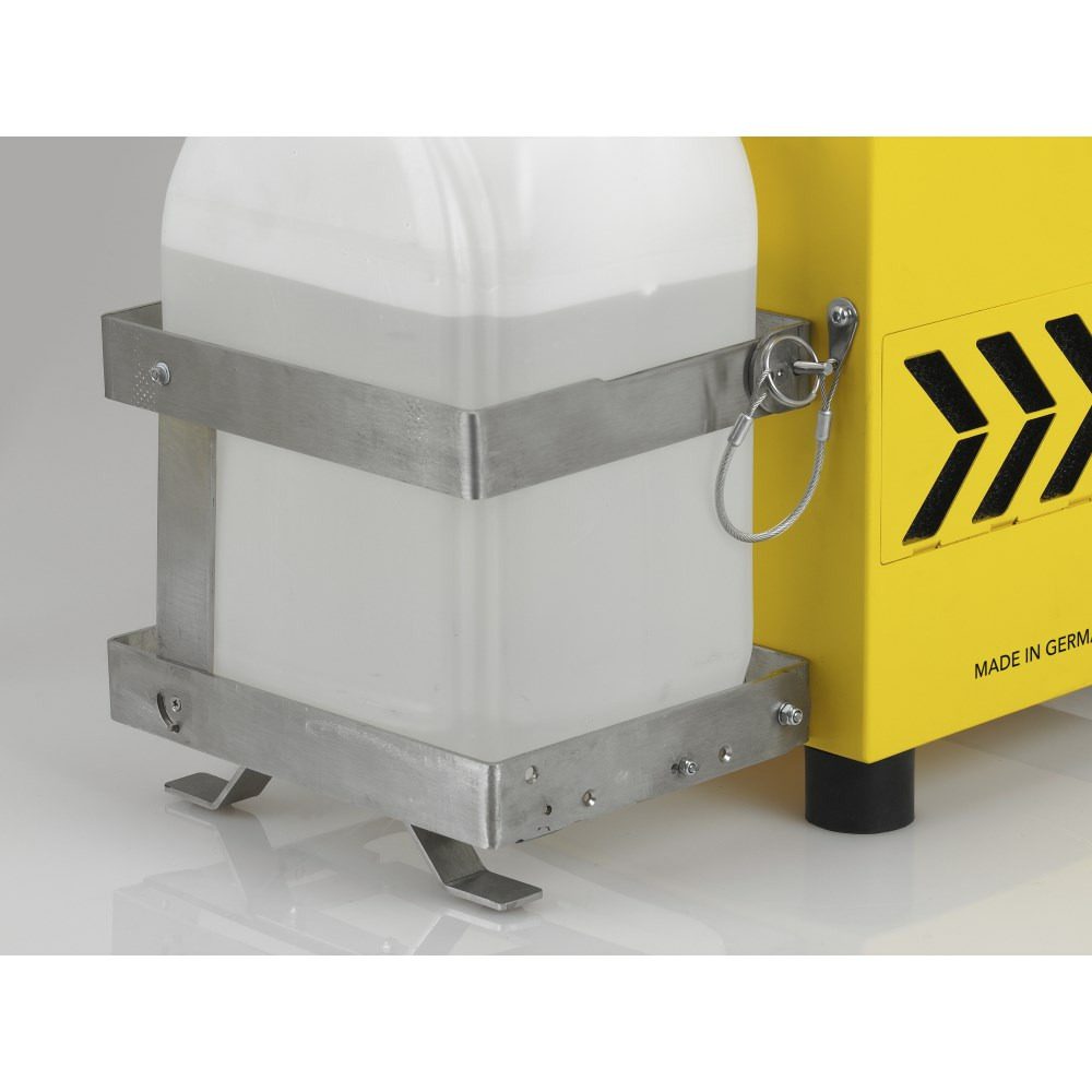 Detailaufnahme Nebel- und Rauchgassimulator FS200: Weißer Tank in Metallhalterung an gelbem Gerät mit Warnhinweisen. Präzise Technik im Fokus.