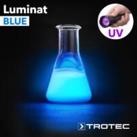 Luminat Blue Flüssigkeit in Erlenmeyerkolben unter UV-Licht. Leuchtende blaue Chemikalie für Experimente und Forschung, Trotec Bild.