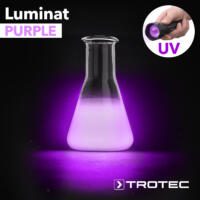 Luminat Purple: Laborkolben mit violetter Flüssigkeit, beleuchtet mit UV-Licht. Ideal für wissenschaftliche Experimente und Produktfotografie.