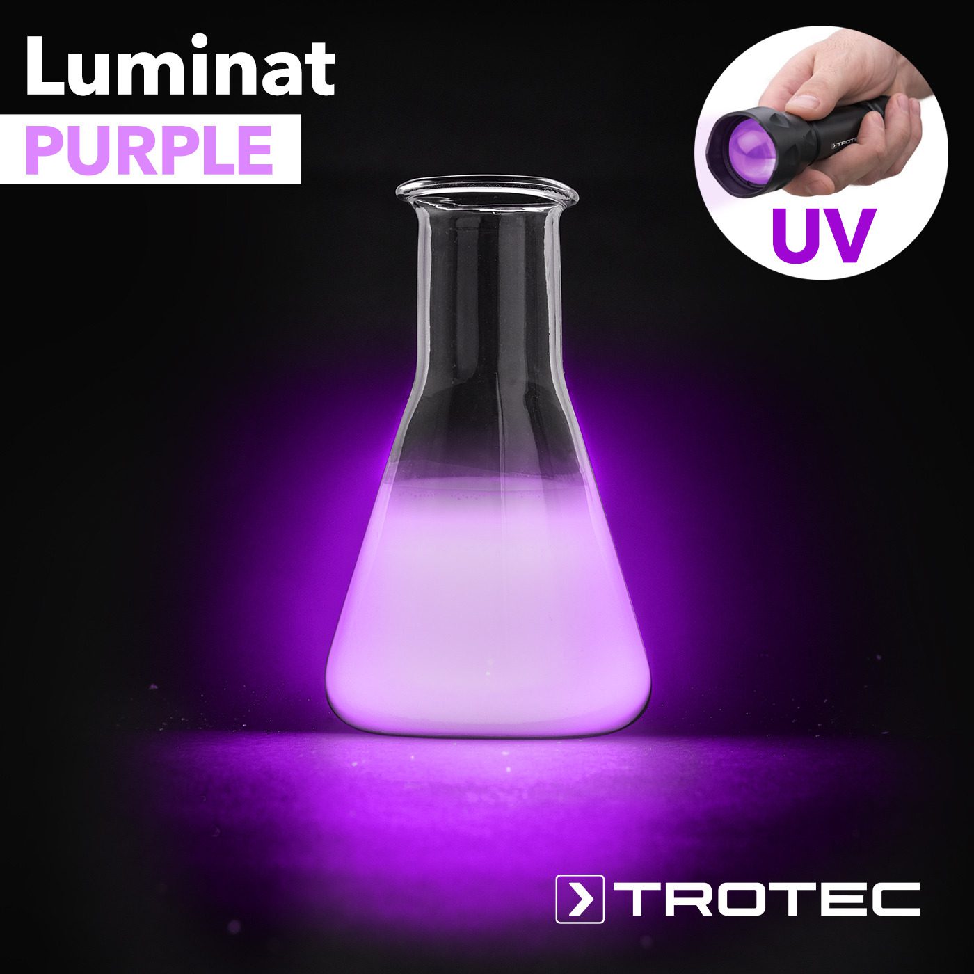 Luminat Purple: Laborkolben mit violetter Flüssigkeit, beleuchtet mit UV-Licht. Ideal für wissenschaftliche Experimente und Produktfotografie.