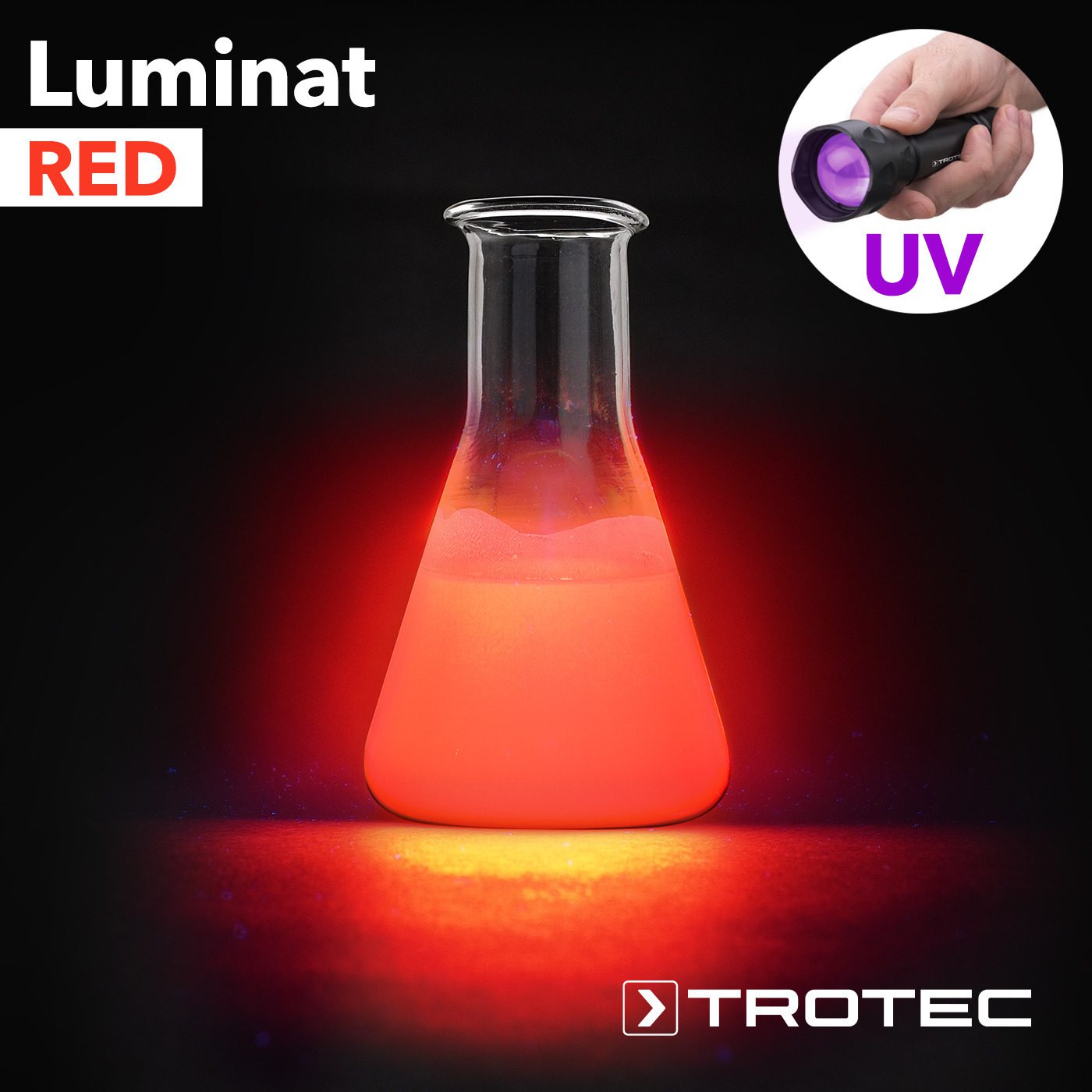 Luminat Red: Laborglas mit roter Flüssigkeit leuchtet unter UV-Licht. Ideal für Experimente und Forschung im Labor.